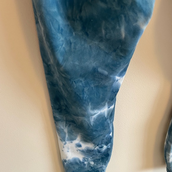 Size M Blue and White Tye Dye Leggings - Picture 14 of 17
